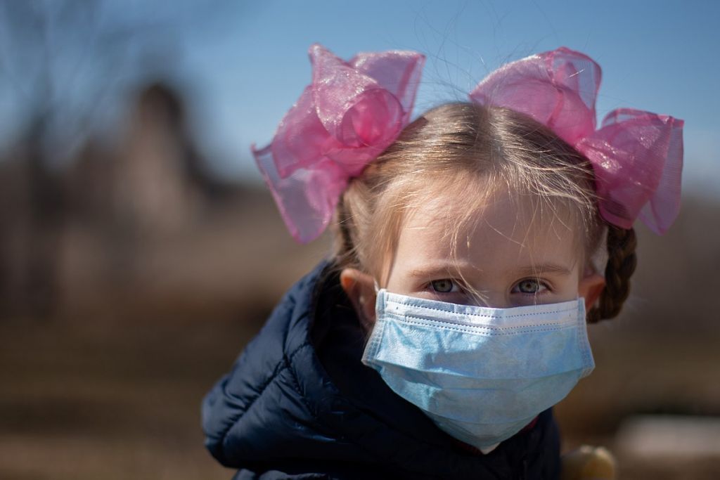 1200px-Coronavirus_children_mask-1024x683-1
