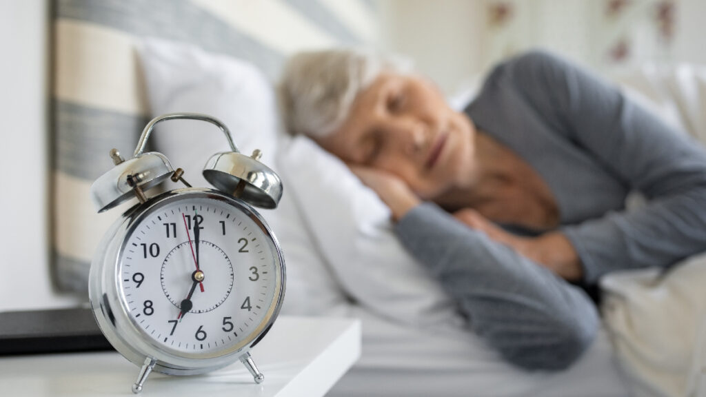 211020185927_woman_clock_sleep_time