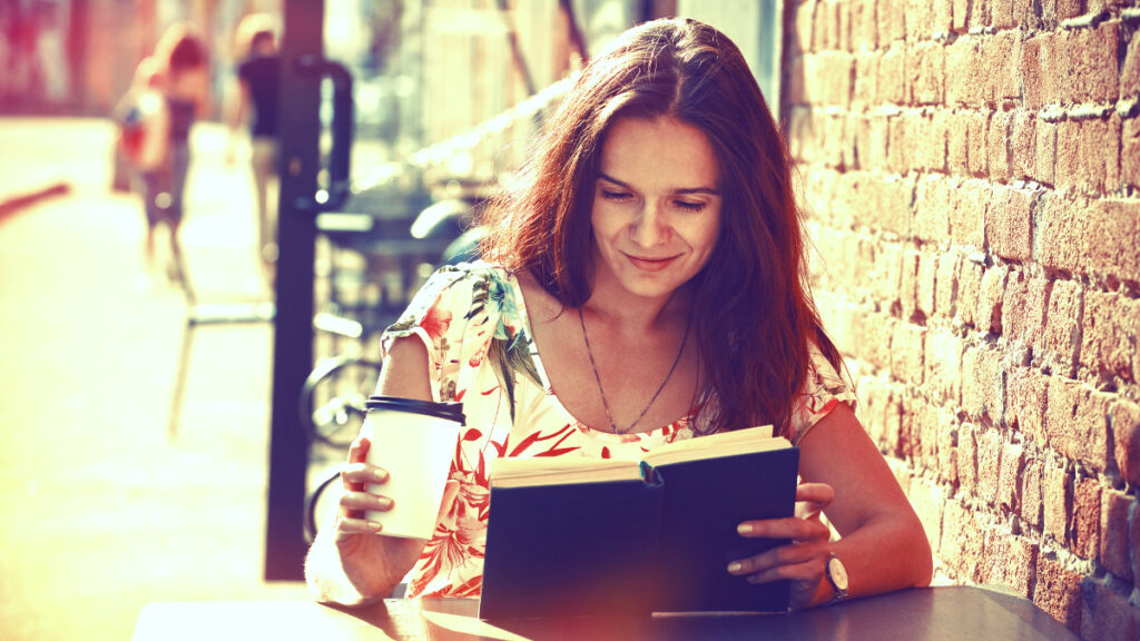 220719193141_woman_coffee_read_book