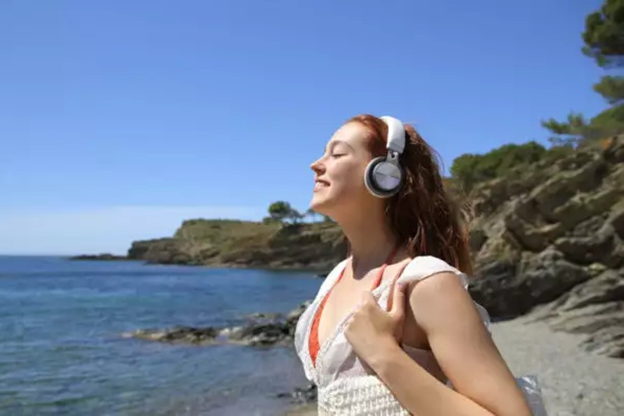 Music-headphones-beach-summer-happy-666x399-1
