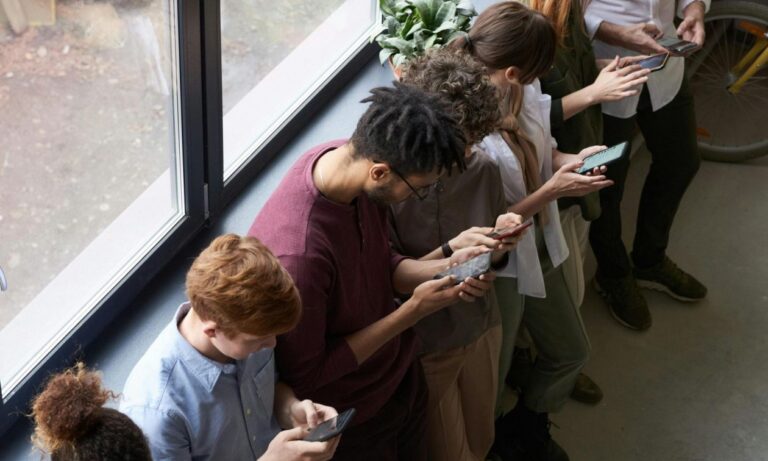 f96325ee-social-media